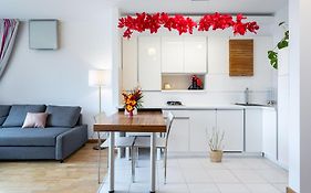 Lazynest - Modern Apartment With Parking & Balcony